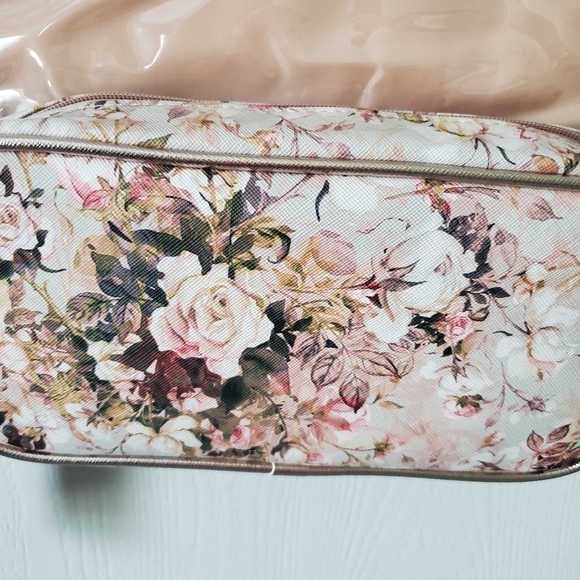 Tahari Winter Rose Travel Kit - Picture 8 of 9